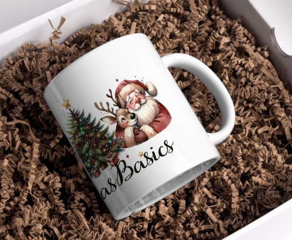 Weihnachtstasse mit Schriftzug '#ChristmasBasics' und festlichem Design. Die Tasse zeigt den Weihnachtsmann und ein Rentier neben einem geschmückten Weihnachtsbaum, umgeben von weihnachtlicher Dekoration. Perfekt für die festliche Jahreszeit.
